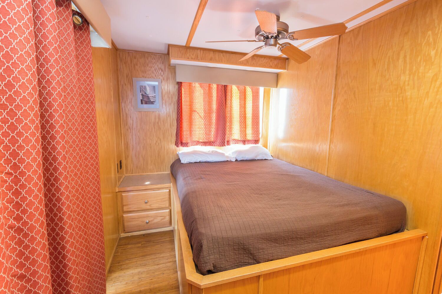 6 bedrooms, bed sheets