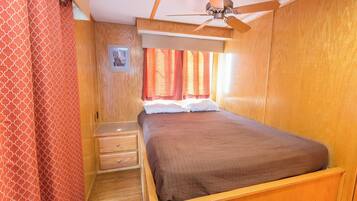 6 bedrooms, bed sheets