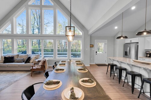 Lake & Beach + Firepit + King Beds + Swing set