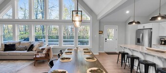 Lake & Beach + Firepit + King Beds + Swing set