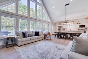 Smart TV, fireplace, DVD player, video library - Lake & Beach + Firepit + King Beds + Swing set (Jim Thorpe)