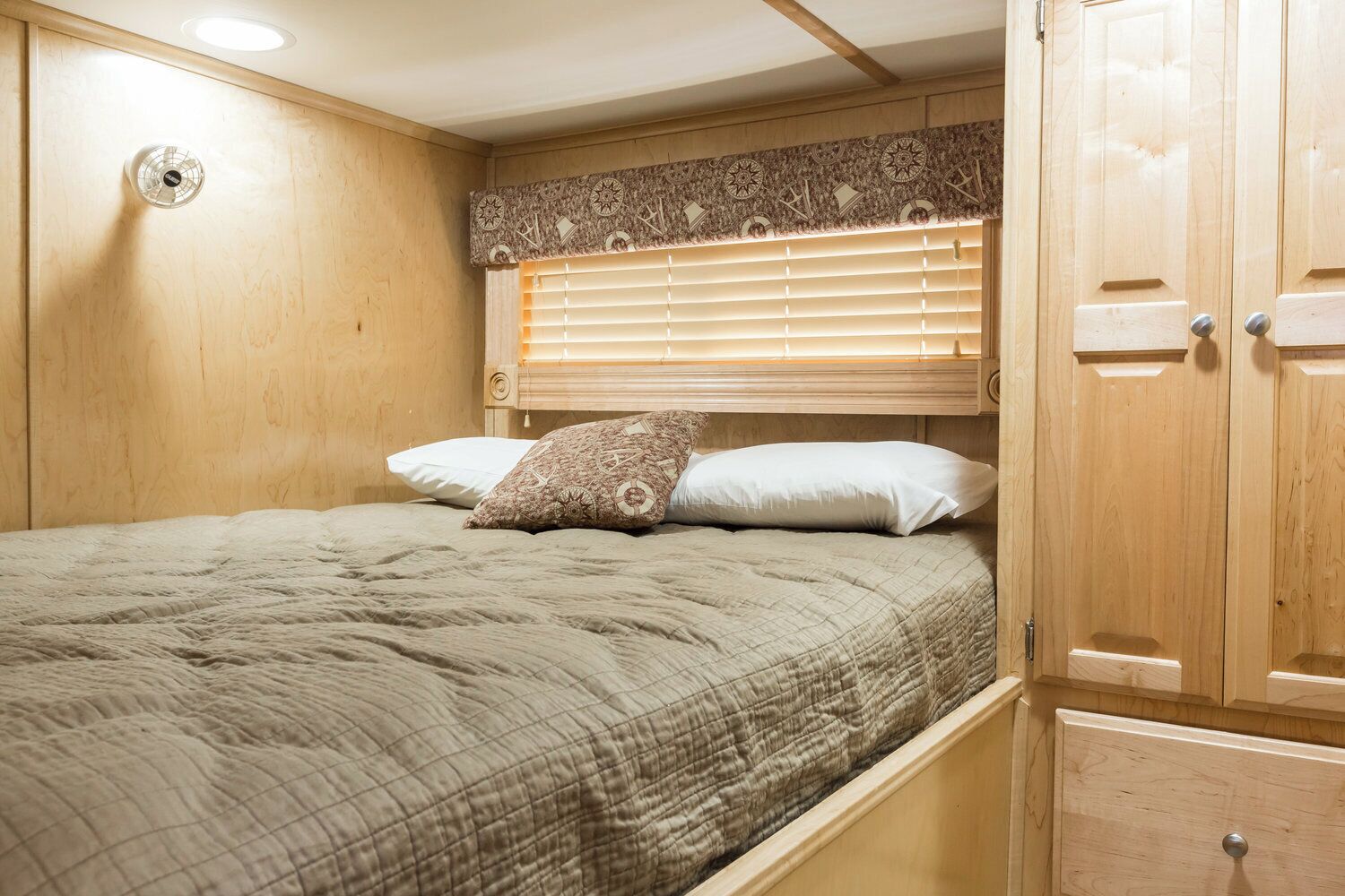 8 bedrooms, bed sheets