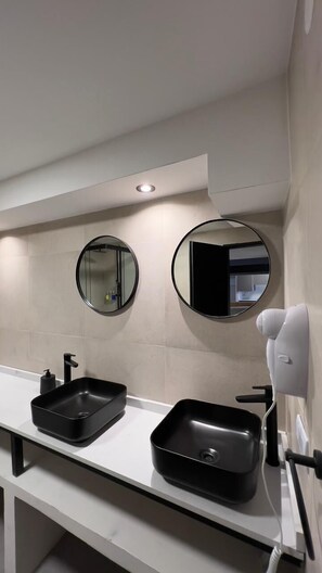 Studio Suite | Bathroom | Rainfall showerhead, hair dryer, bidet, towels