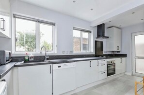 Micro-ondes, four, plaque de cuisson, lave-vaisselle