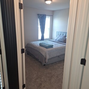 3 Schlafzimmer, Schreibtisch, Bügeleisen/Bügelbrett, Reisekinderbett