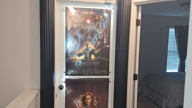 Eine Tür mit zwei Filmplakaten, eines für 'Avengers: Endgame' und das andere für 'Captain Marvel'.