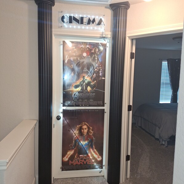 3 bedrooms, desk, iron/ironing board, travel cot - Larger 7+ Bed Home  With Movie Theater near SanAntonio & Randolph Air force base (Universal City)