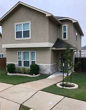 Exterior - Larger 7+ Bed Home  With Movie Theater near SanAntonio & Randolph Air force base (Universal City)