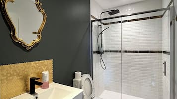 Haartrockner, Handtücher, Seife, Toilettenpapier