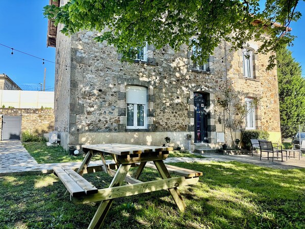 Outdoor dining - Lescinqsuites / Le Chivas - Dabnb (Limoges)