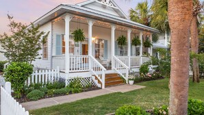 Unclassified image, 5 of 39, button - The Brinley House:Steps from Beach/Pool/Bikes etc. (Destin)