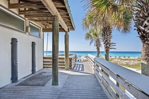 Terrace/patio - The Brinley House:Steps from Beach/Pool/Bikes etc. (Destin)