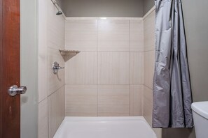 Standard Room, 1 King Bed | Bathroom | Shower, towels - Southern Inn By OYO Walterboro I-95 (Walterboro)