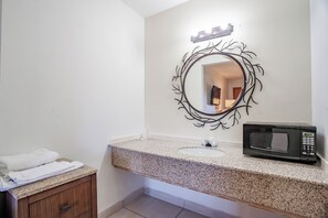 Premium Room, 1 King Bed | Bathroom | Shower, towels