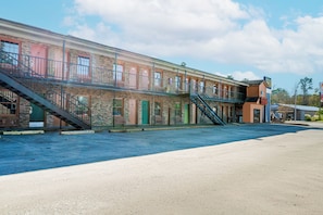 Free self-parking - Southern Inn By OYO Walterboro I-95 (Walterboro)