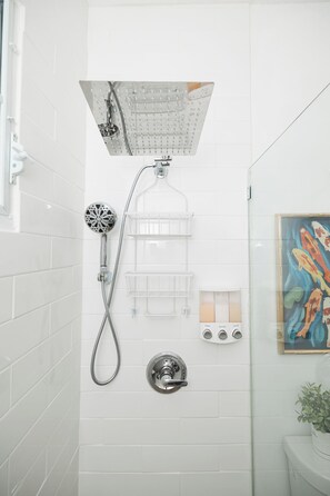 Shower, eco-friendly toiletries, hair dryer, towels - Family Pool /Sleep 10/ 5 Min  Isla Verde Beach & Sju Airport (Los Angeles, Carolina)