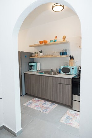 冷蔵庫、電子レンジ、オーブン、コンロ