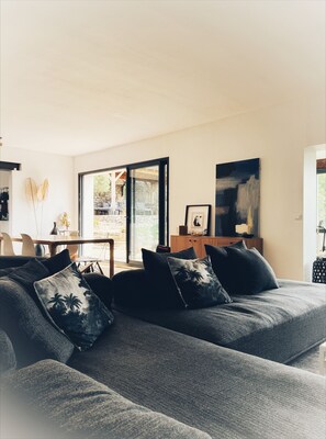 Smart TV, chimenea, tenis de mesa y estéreo 