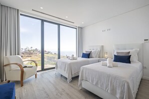 3 habitaciones, tabla de planchar con plancha y cuna de viaje 