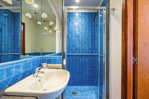Shower, hair dryer, bidet, towels - Chiave di Fuga - Tripla Superior - Camera 2 (Naples)