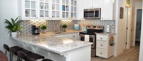 Four Ă micro-ondes, un four, surface de cuisson, lave-vaisselle