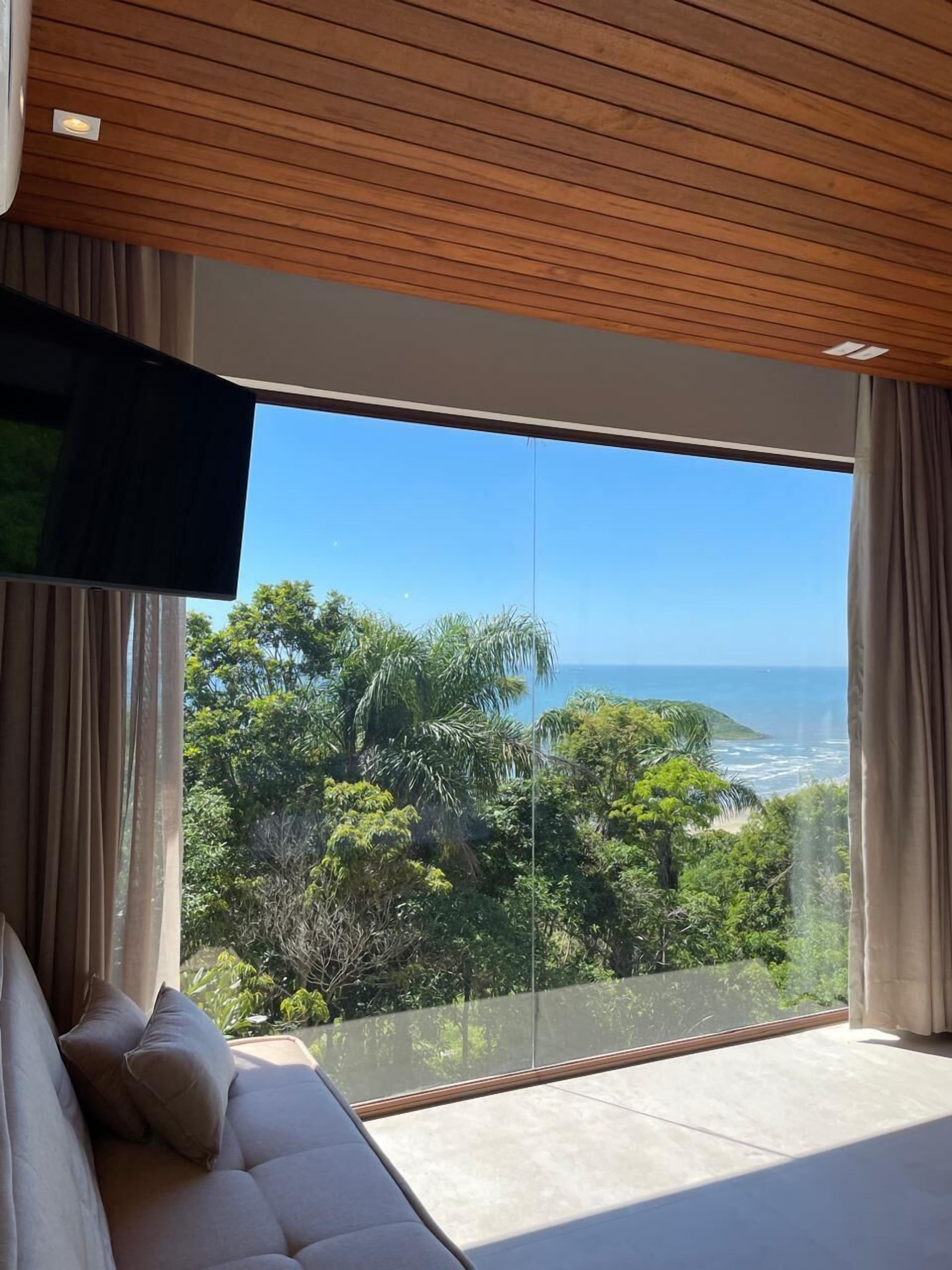 Habitación doble Deluxe, 1 cama Queen size y sofá cama, balcón, vista al mar | Sala de estar | Televisión LED de 43 pulgadas con canales digitales, chimenea y Netflix 