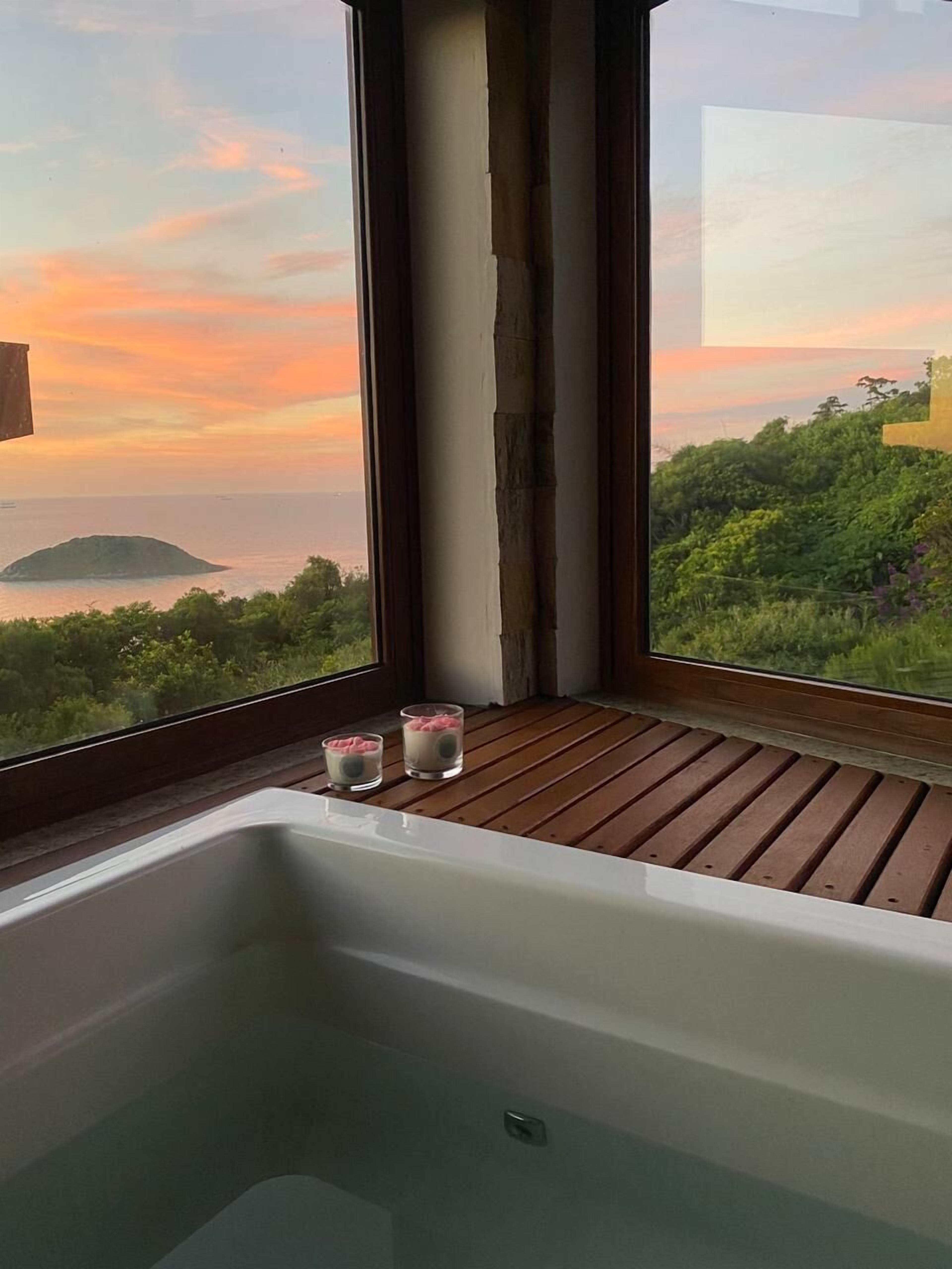 Habitación doble Deluxe, 1 cama Queen size, balcón, vista al mar | Tina de hidromasaje privada