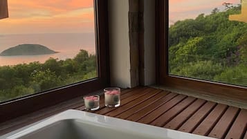 Habitación doble Deluxe, 1 cama Queen size, balcón, vista al mar | Tina de hidromasaje privada
