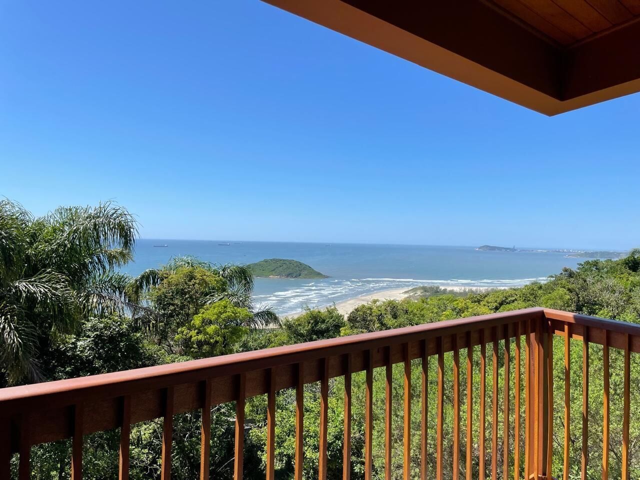 Un balcón con vista al océano y a la playa.