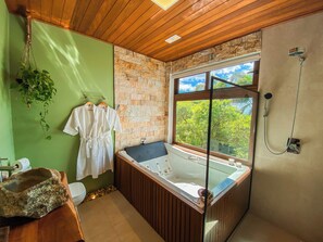 Quarto casal luxo, 1 cama Queen e sofá-cama, sacada, vista para o mar | Banheiro | Banheira e chuveiro separados, produtos de toalete grátis
