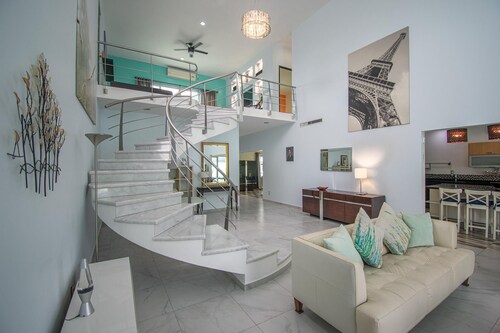 Entire home with Pool. Walk to the beach. Lety Copel