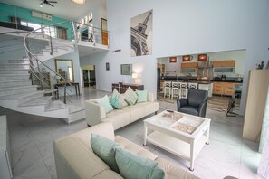 Smart TV - Entire home with Pool. Walk to the beach. Lety Copel (Mazatlan)