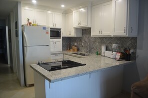 Mikrowelle, Ofen, Herdplatte, Geschirrspüler