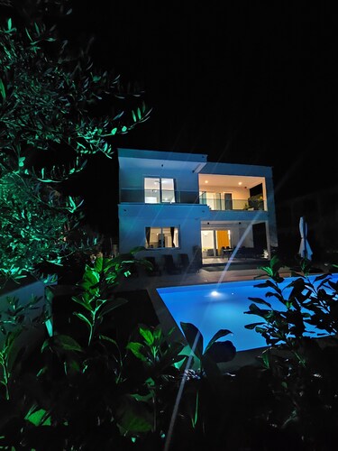 Brand new Villa with pool located just 5 minutes walk from beach.