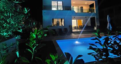 Brand new Villa with pool located just 5 minutes walk from beach.