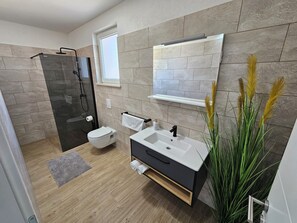 Hair dryer, towels, soap, shampoo - Brand new Villa with pool located just 5 minutes walk from beach. (Sreser)