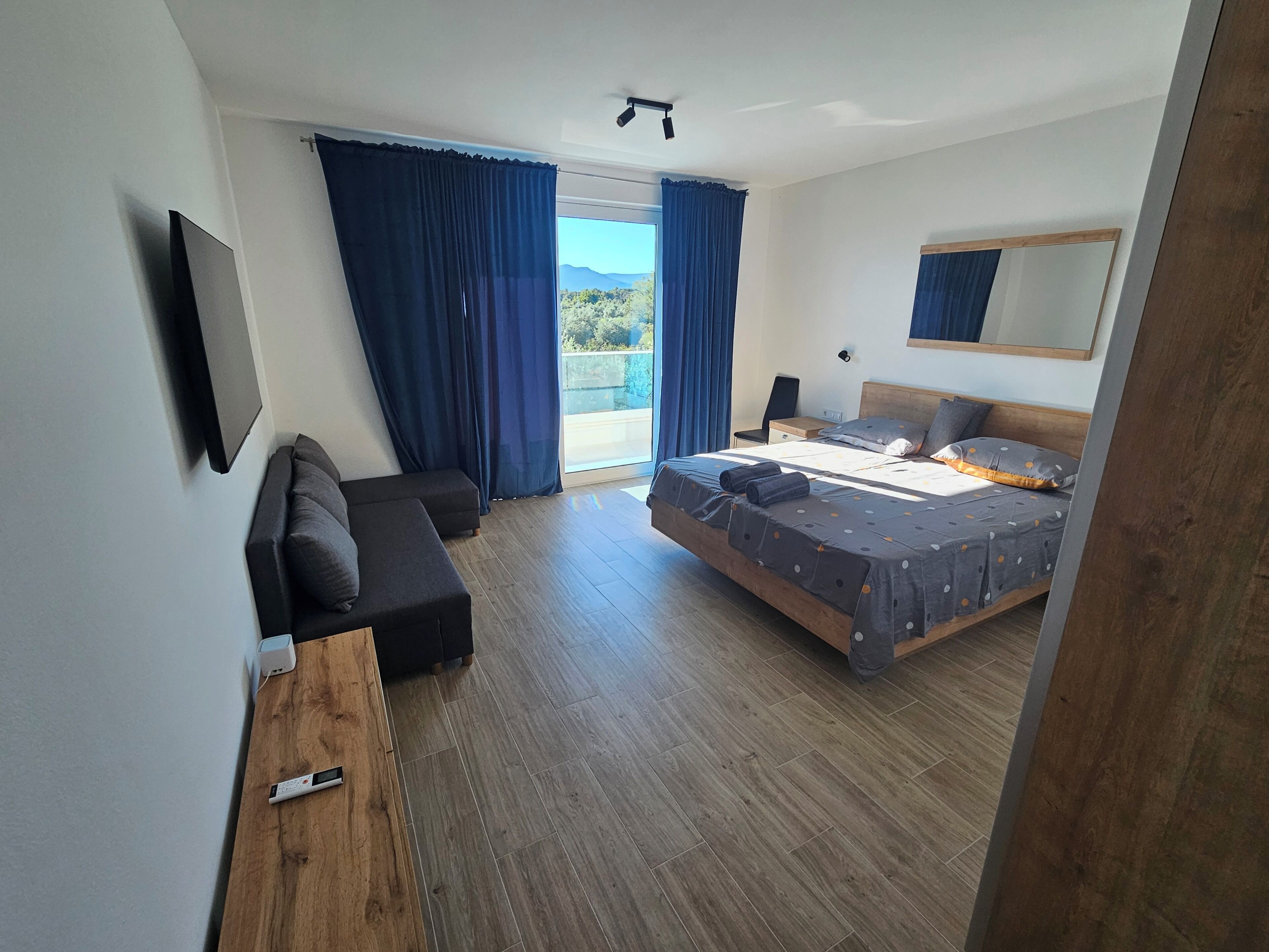 4 عدّة غرف نوم ومكواة/لوح كي وواي فاي وملاءات أسرّة