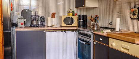 Een koelkast, een microgolfoven, een oven, een kookplaat