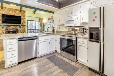 Hike & Golf: Family Home w/ Balcony in Pinetop!