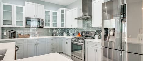 Réfrigérateur, micro-ondes, plaque de cuisson, lave-vaisselle