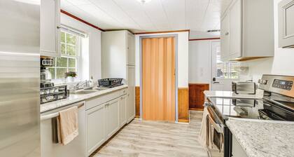 Seneca Vacation Rental w/ Grill Near Lake Hartwell