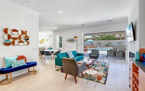 TV connectée, cheminée, livres, espaces bureaux