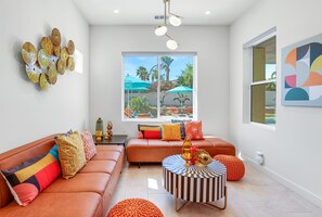 TV connectée, cheminée, livres, espaces bureaux