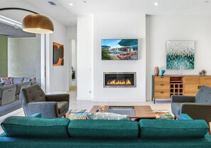 TV connectée, cheminée, livres, espaces bureaux