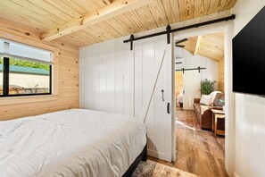 2 chambres, fer et planche à repasser, lit de bébé portatif