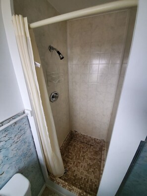 Een douche, een haardroger, handdoeken, zeep