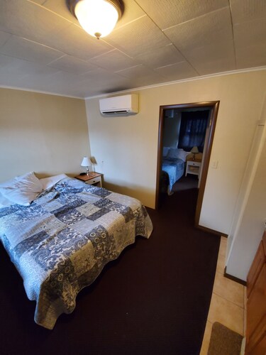 Deschutes Motel - Boxcar - 2 Queen Beds