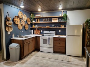 Fridge, microwave, oven, stovetop - Farm Stay -Hideaway Haven Farm (Knox)