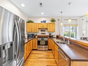 Køleskab, mikrobølgeovn, ovn, kogeplade