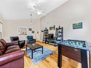 Game room - Historic Home Downtown Brevard (Brevard)